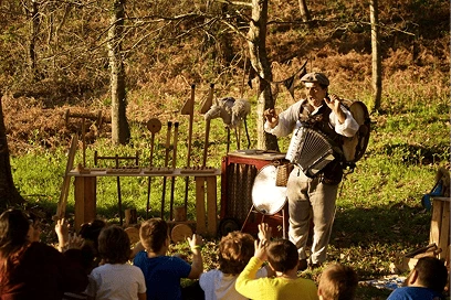 Espectaculos del hombre orquesta en galicia: O xogeteiro: a voar