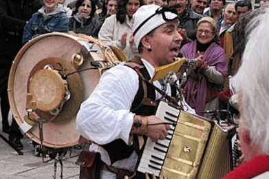 Espectaculos del hombre orquesta en galicia: O xogeteiro: festas populares
